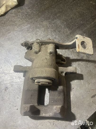 Суппорт тормозной задний левый тойота