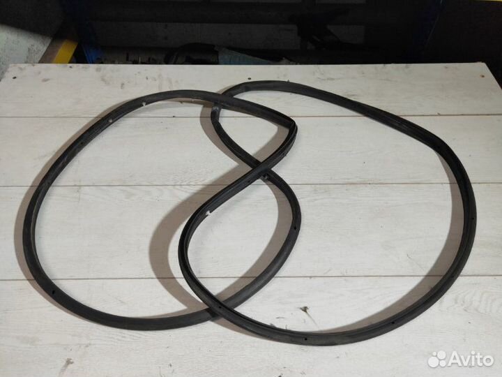 Уплотнитель двери передний левый Opel Astra J 2010