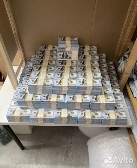 10 млн долларов (бутафорские деньги)