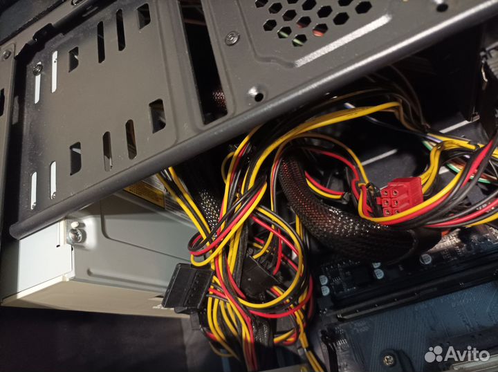 Игровой компьютер с монитором и клавиатурой