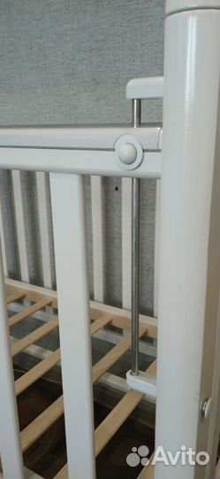 Детская кроватка с маятником