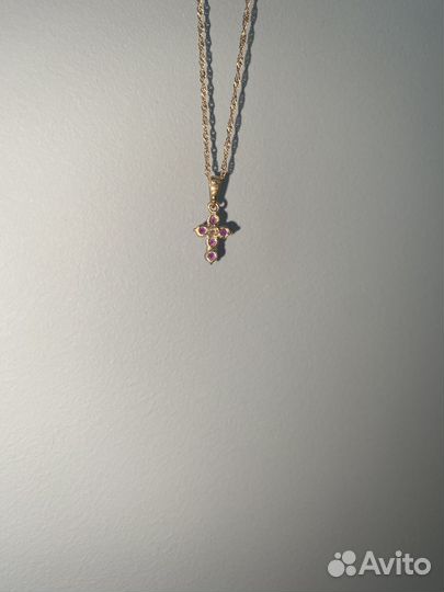 Золотая подвеска с рубином