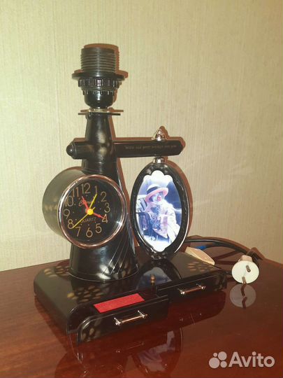 Настольная лампа с часами