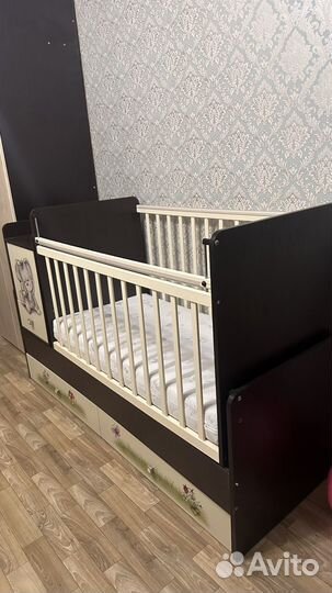 Детская кроватка с маятником и ящиком