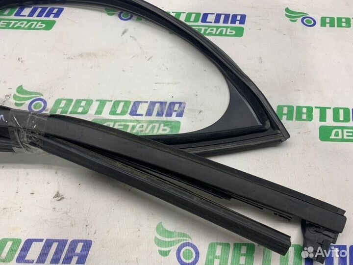 Уплотнитель двери стекла передний левый Citroen C4