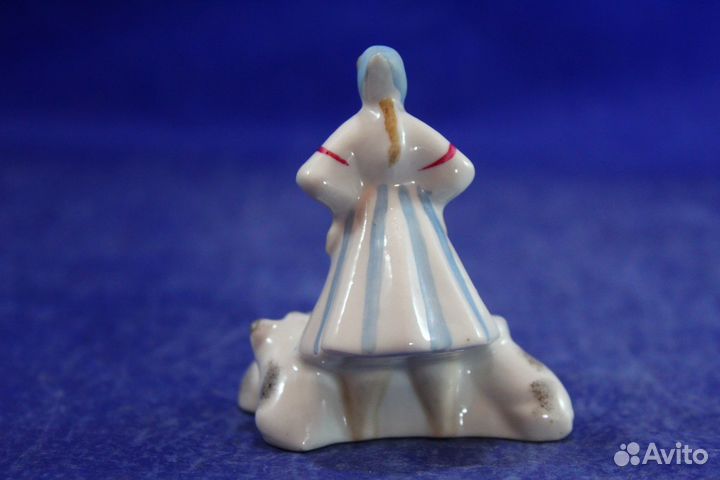 Фарфоровая статуэтка миниатюра Свинарка девушка ко
