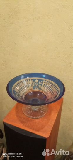 Старинная ваза для фруктов на ножке