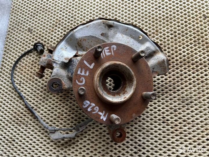 Ступица кулак передний левый Mazda 626 GE