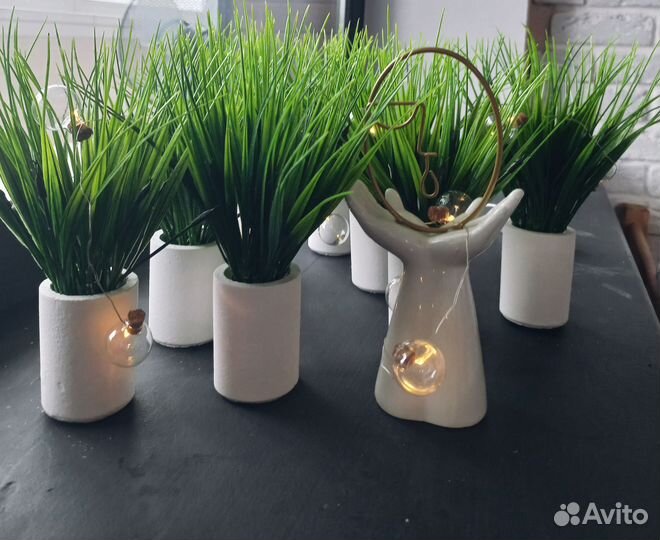 Кашпо с искуственной осокой