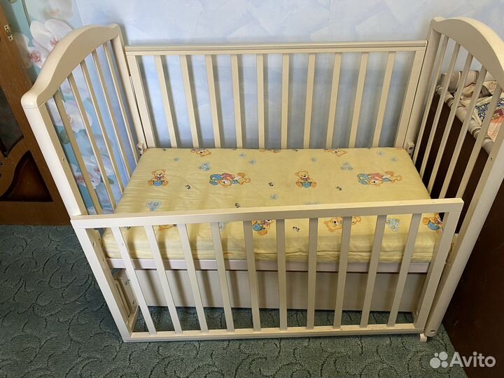 Детская кроватка с маятником