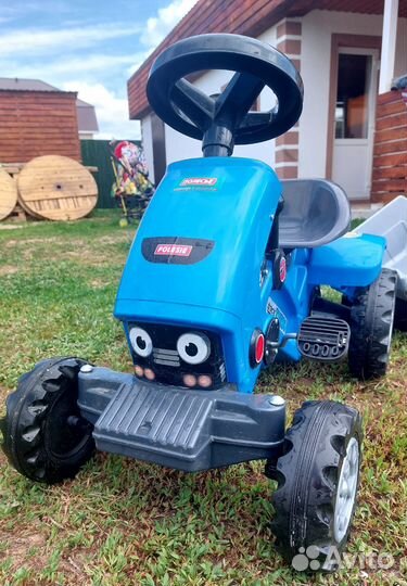 Синий трактор с прицепом