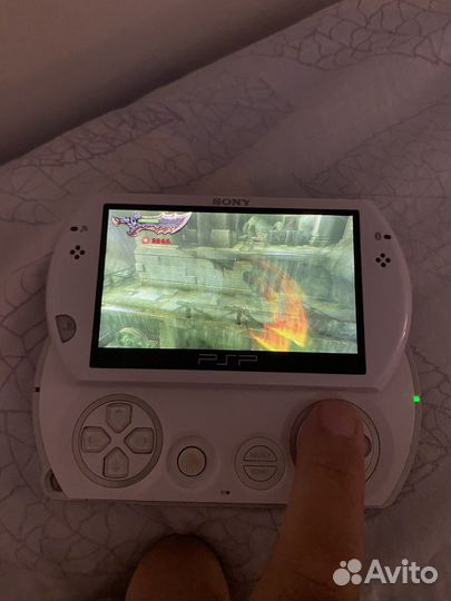 Sony Playstation Portable Go (PSP Go, PSP N1000)