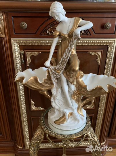 Большая Фарфоровая статуэтка Нимфа с раковинами