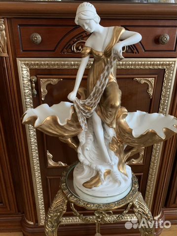 Большая Фарфоровая статуэтка Нимфа с раковинами