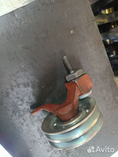 Кронштейн +ролик натяжителя ремня Volvo F12