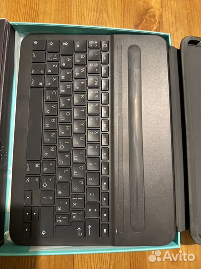 Клавиатура Logitech Slim Folio Pro iPad Pro 11