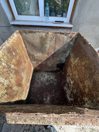 Мусорный бак металлический