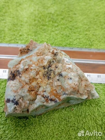 Хризопал в породе