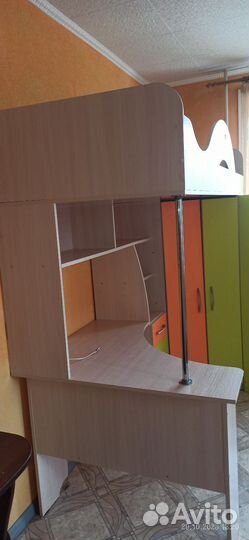 Детская кровать чердак со столом и шкафом