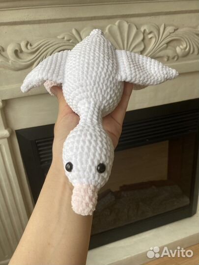 Вязаная крючком игрушка Гусь-обнимусь