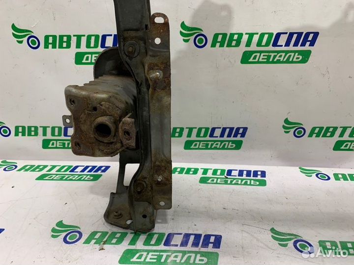 Телевизор панель радиаторов передний Toyota Yaris