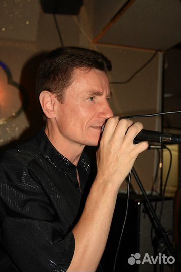 Вокалист, ди-джей Юрий Скурихин