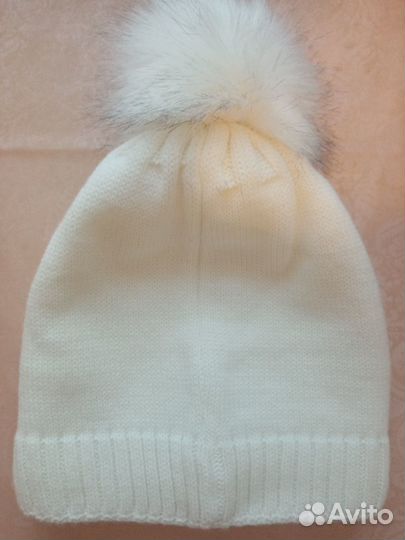 Шапка зимняя вязаная белая с помпоном
