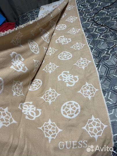 Теплый бежевый палантин Guess