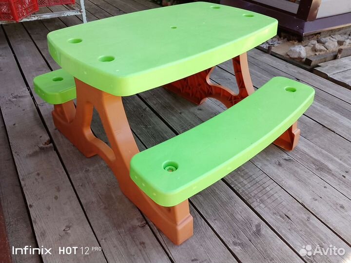 Детский стол из прочной пластмассы