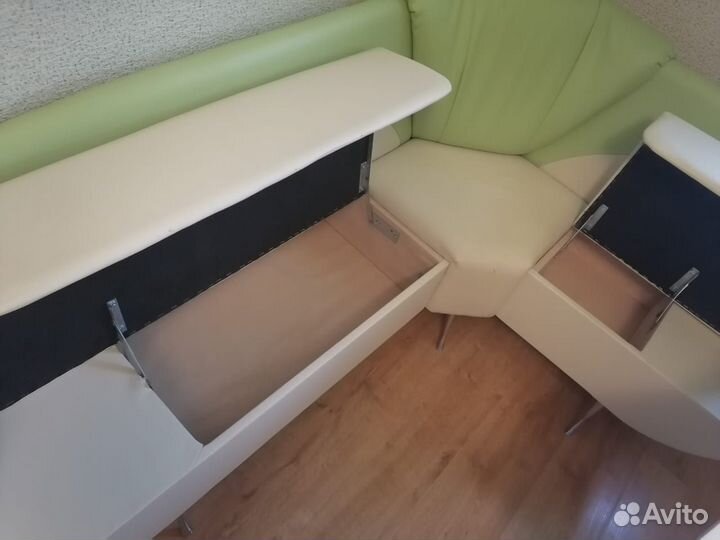 Кухонный уголок со столом и стульями