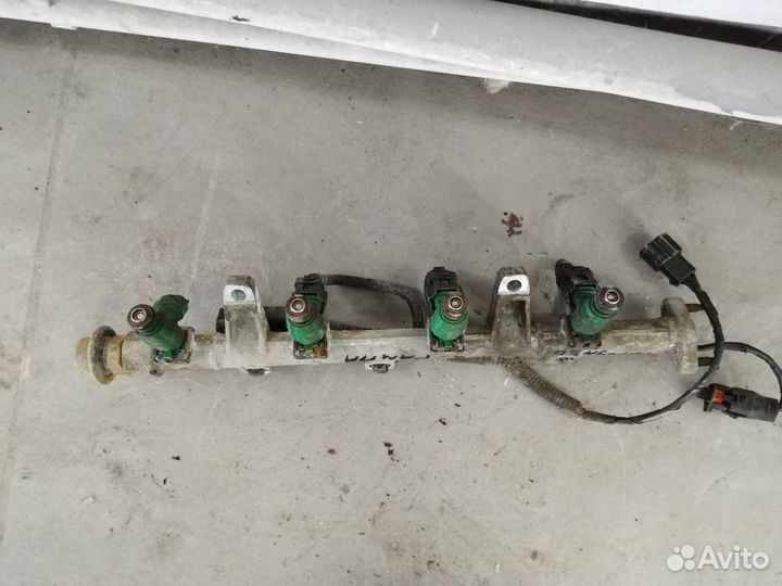 Топливная рампа с форсунками Kia Rio 2