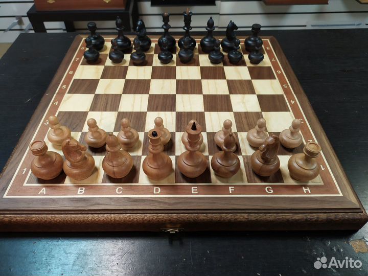 Шахматы бочонки на доске из ореха