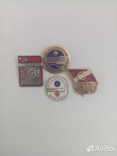 Значки спортивные СССР и фотоаппарат