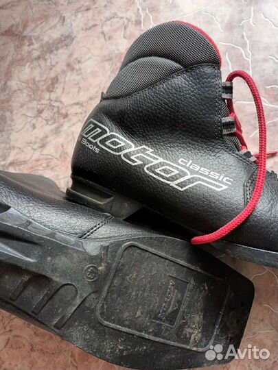 Лыжные ботинки, лыжи деревянные