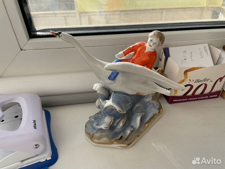 Фарфоровая статуэтка 