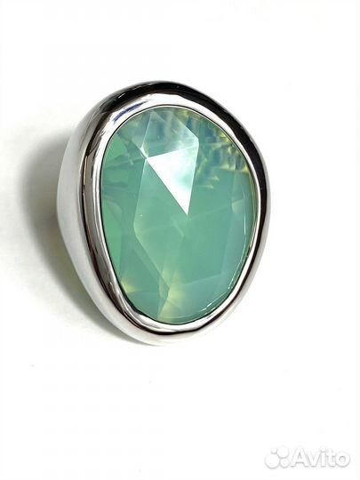 Кольцо с крупным кристаллом