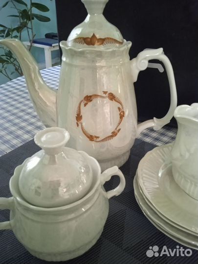 Кофейник, молочник, сахарница и тарелки