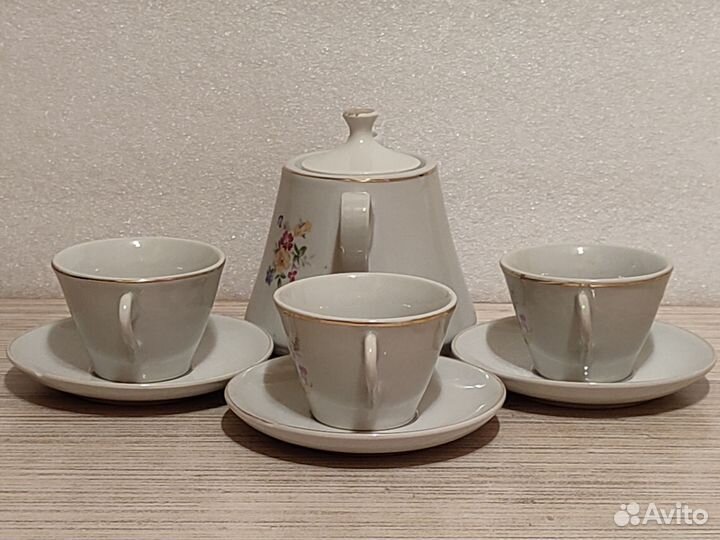 Сервиз детский. Чайник+3 чайные пары. Цена за всë