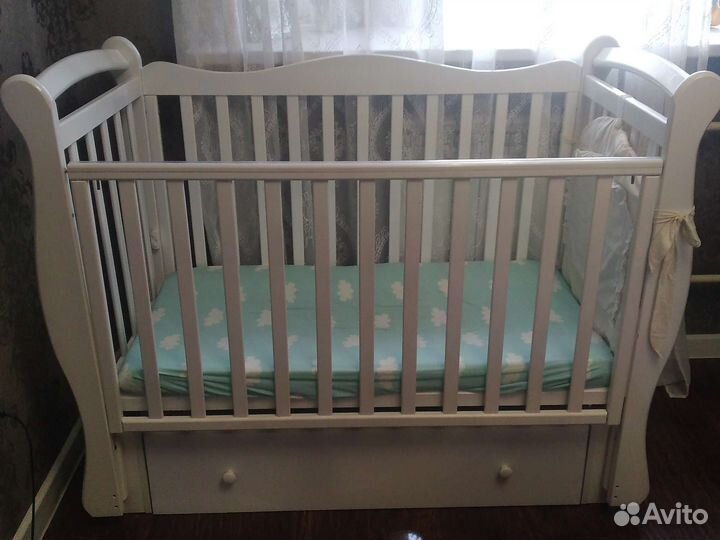 Детская кроватка с маятником