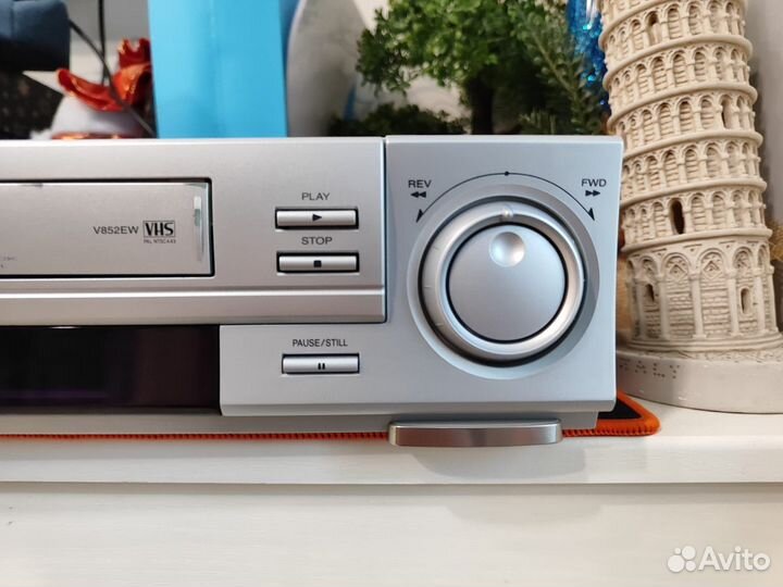 Видеомагнитофон Toshiba V852EW