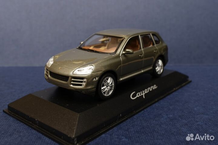 Модель автомобиля Porsche Cayenne 1:43 minichamps