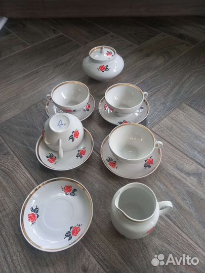 Предметы чайного сервиза Красная роза Дулево