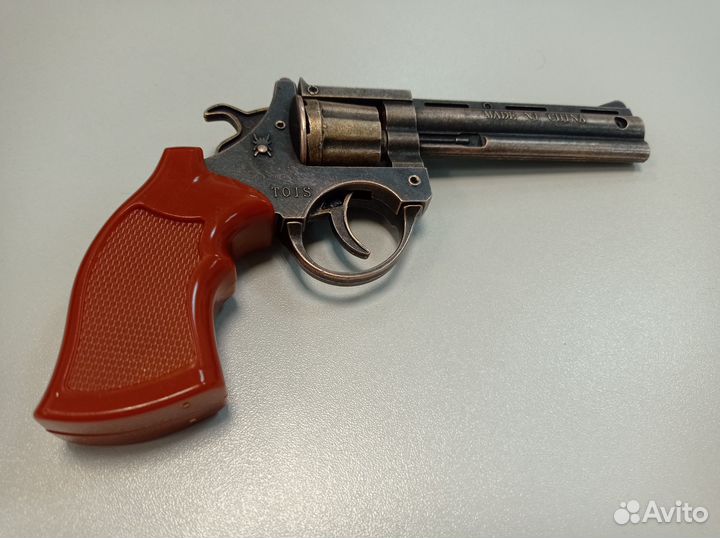 Игрушечный револьвер