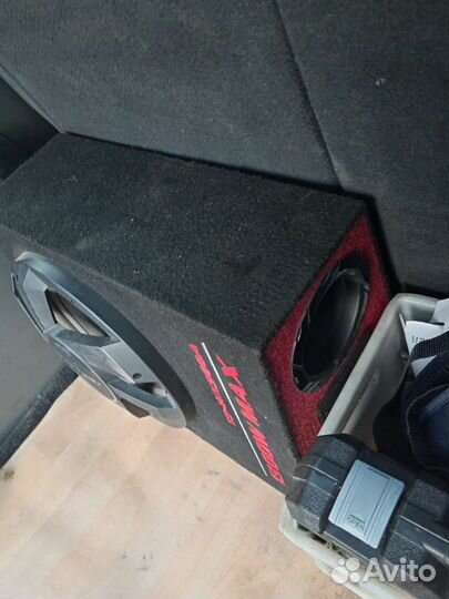 Автомобильный сабвуфер активный