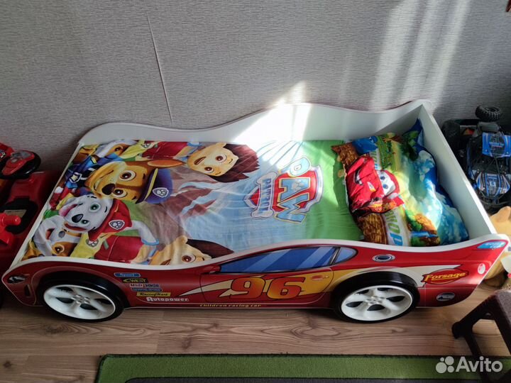 Детская кровать машина