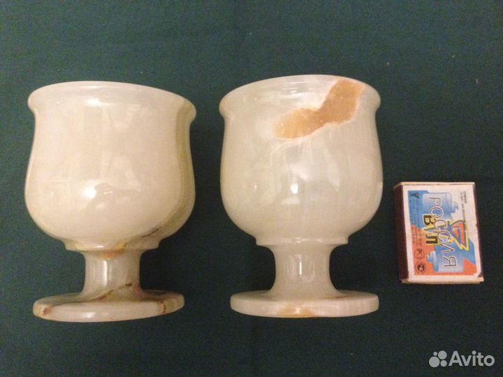 Два фужера, часы и статуэтка оникс