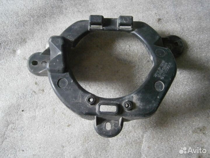 Кронштейн птф левый нижний Toyota Land Cruiser 200