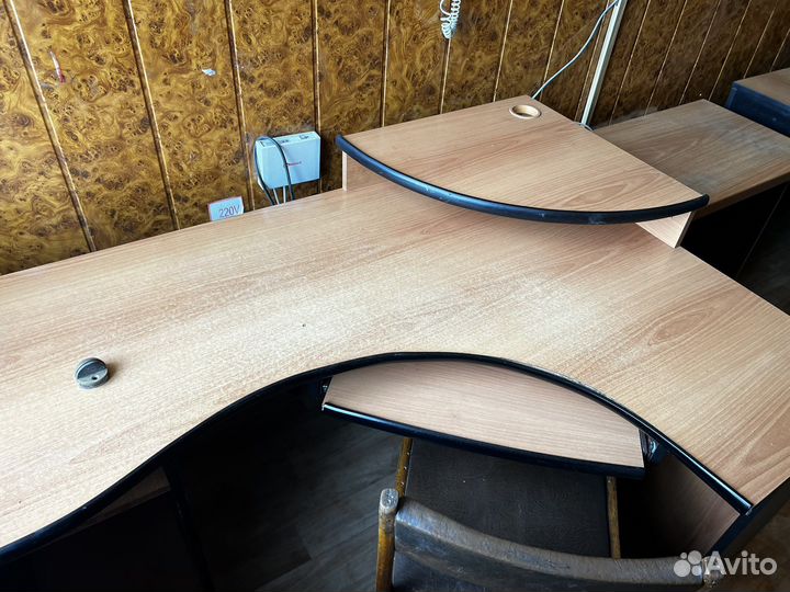 Компьютерный стол угловой с полками