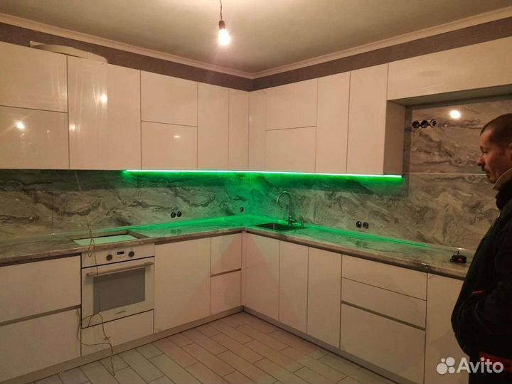 Кухня из пластика с витринами из профиля