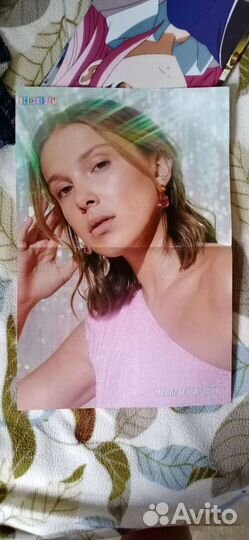 Плакаты с актрисой из сериала 